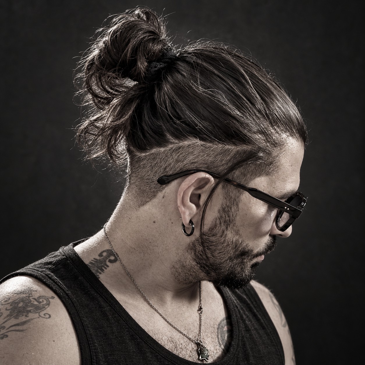 Vincent Lahouze, de profil, photographié en noir et blanc